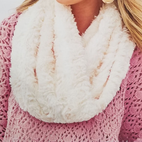 NWT Chunky Knit Infinity Faux Fur Scarf - Picture 3 of 5